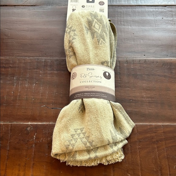 Terra Fall Scarves Collection Beige Aztec Print Open Scarf, NWT - Picture 4 of 14